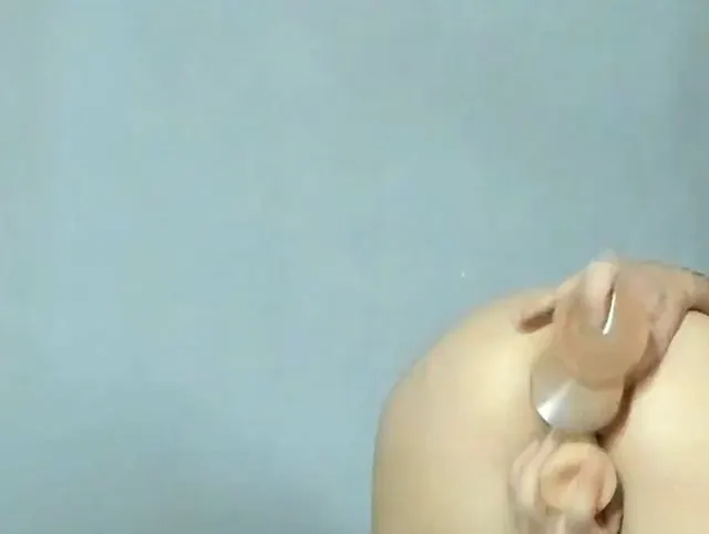 Meine Muschi und mein Arsch sind sehr heiß, ich liebe es, wenn du sie gleichzeitig fickst,