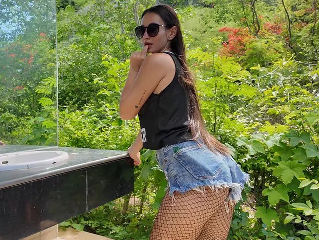 Anale Orgasmen mit spritzender Muschi an einem riskanten öffentlichen Ort