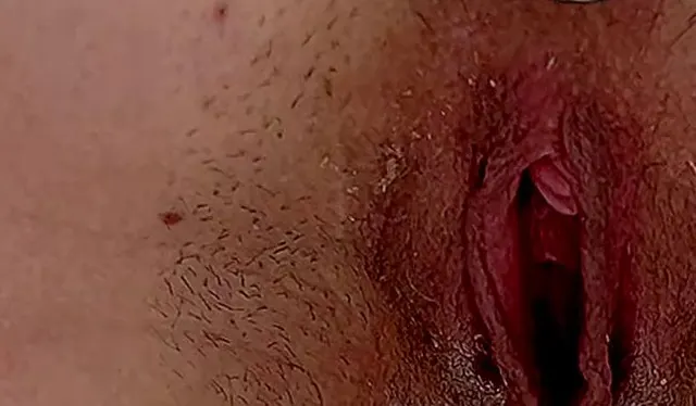 Plug im Hintern und in die Wanne gepisst