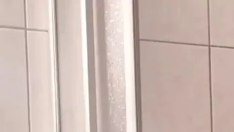 Nass, Glittschig und tief Anal in den Po mit Dildo gefickt