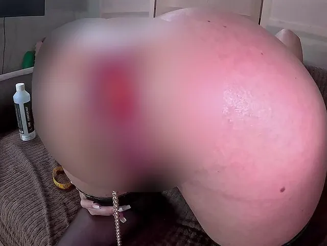 Extreme Anal-Schlampe dehnt sich mit einem riesigen Eierplug-Spielzeug!
