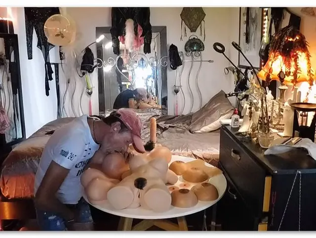 Die Nippel show...Ficke meine Torsos auf dem Tisch...und geniesse Lodyboy Torsos Schwanz in meinem A