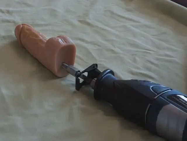 Erstes Video und gleich mit XXL Dildo und meiner Fick-Maschine