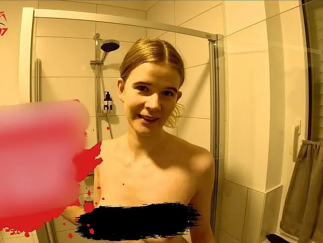 Erstes mal für Teen Schlampe! Anale NS Dusche! Den Darm bis zum Rand voll gepisst!