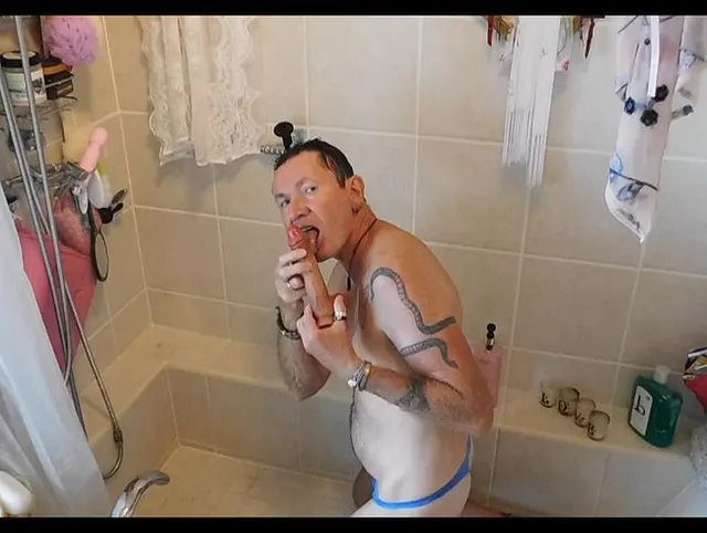 Morgendusche mal etwas anders...ich lass mir kraeftig in den Arsch stossen!