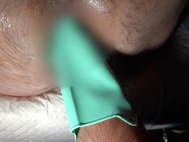 Hartes Analfisten mit Putzhandschuhen