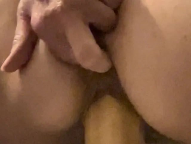 Dildo in Muschi und Finger im Arsch