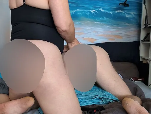 Er bekommt ein Vibrator in sein Arsch .