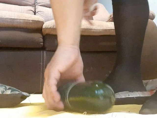 Destrozándole el coño con el pepino