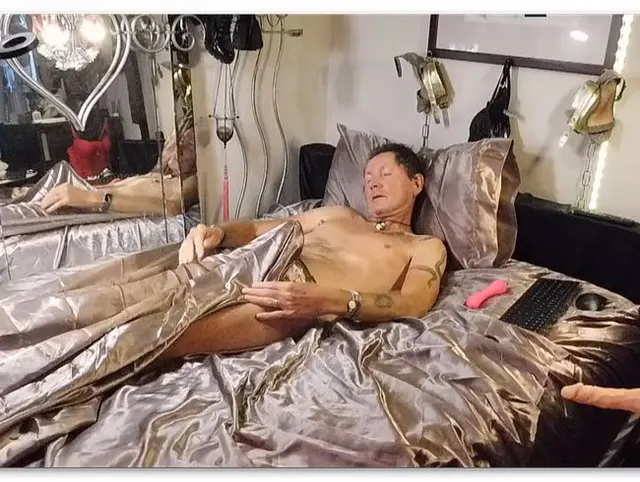 Mir selbst in den Mund gespritzt...und waehrenddessen noch einen Vibrator im Arsch!
