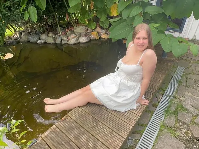 Ein geiler Blowjob am Teich endet mit Analsex und einem Creampie