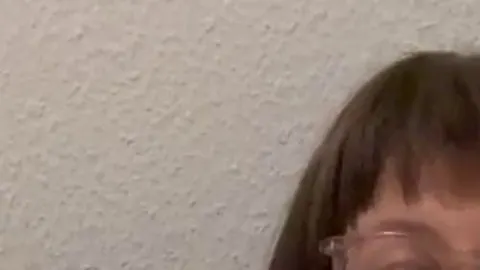 erst lutsche ich mein Dildo und dann stecke ich ihn in mein Arsch