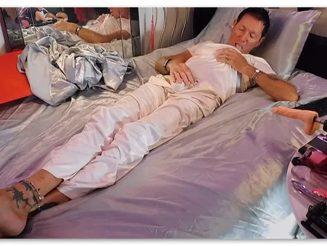 Silikonbrueste und pinken Vibrator im Hintern...da laesst das Sperma nicht lange auf sich warten!