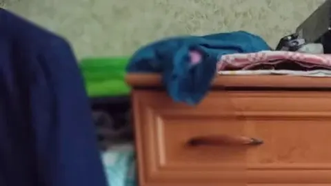 Schöner Analverkehr (schlanke MILF befriedigt sich selbst im Po)