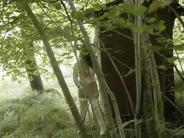 Abspritzen auf den Arsch im Wald