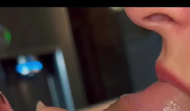 Spontaner Küchen-Fun: Vom Blowjob bis zum analen Creampie
