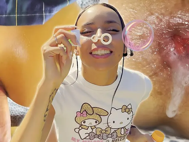 Enge Latina-Nymphe bekommt tiefen Anal-Creampie