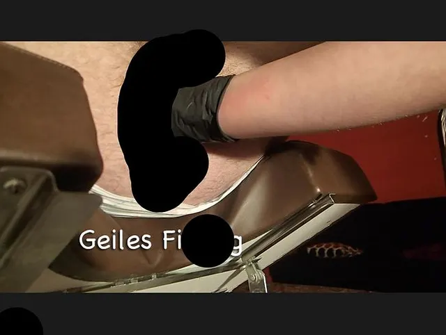 Mann wird am Gynostuhl gefistet