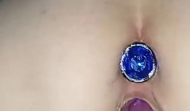 Plug im Arsch dildo in der Votze und klammern an der Pussy