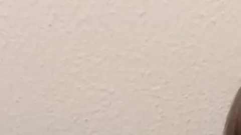 mein neues Spielzeug ist am Kitzler und mein Dildo ist im Arschloch