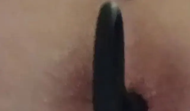Befülltes Arschloch und gepiercte Muschi