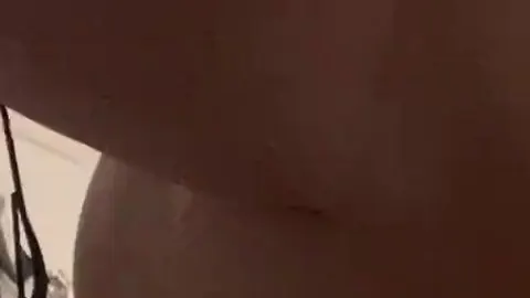 Sieh zu wie ich presse und es aus mir herauskommt! Liegst du brav unter mir und hast alles im Blick?