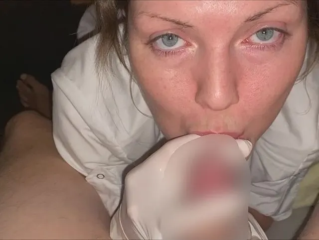 Blowjob und Handjob mit Handschuhen