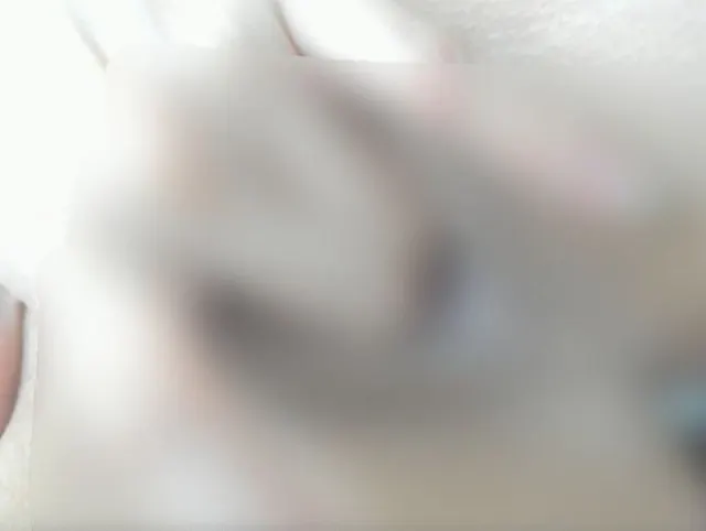Godetevi questo piccolo anale mentre un dildo entra nel mio ano, poi lo tiro fuori perché non soppor