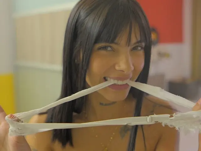 Vollbusige Latina bekommt ihren ersten massiven Anal-Creampie