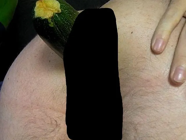 Fette Zucchini in den Arsch gerammt!