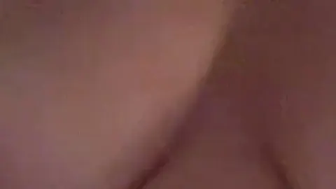 Geile Blondine spielt unter der Dusche und schreit laut vor Lust, als ihre Löcher gefickt werden!