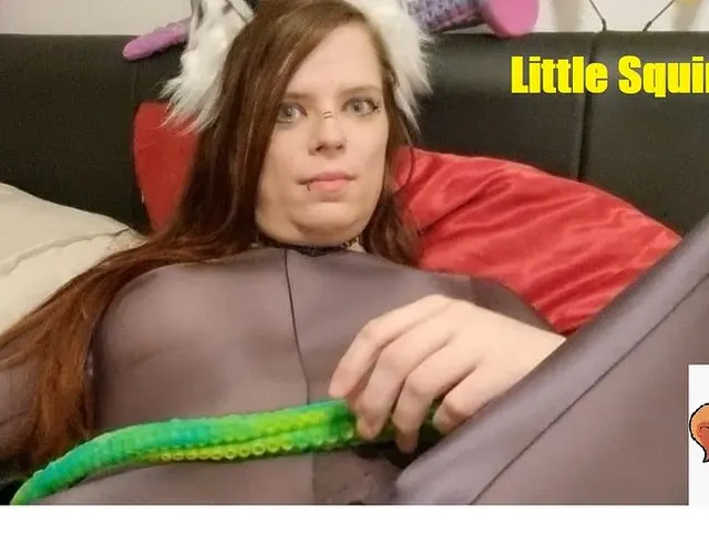 Kitten im Nylon Suit ... bin rattig und hab mein dildo dabei