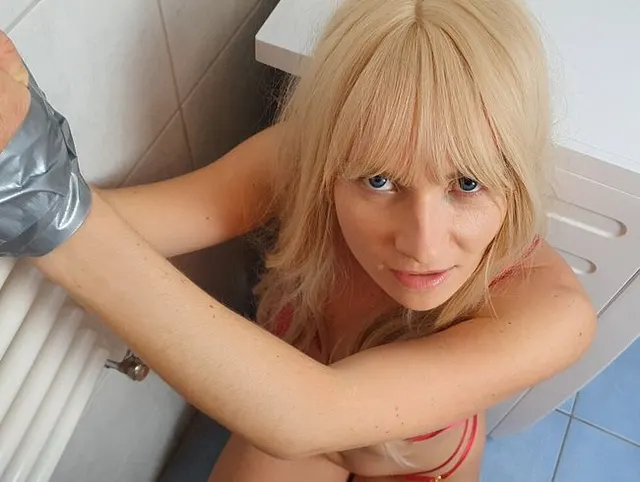 EXTREM 3-LOCH-BENUTZUNG AN HEIZUNG GEFESSELT! Verbotene Szenen mussten entfernt werden! ANALCREAMPIE