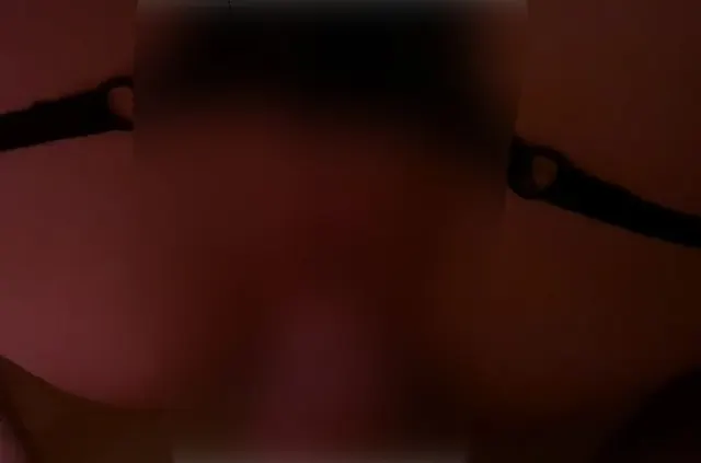 Gefesselt in meine Fotze und mein Arsch gefickt
