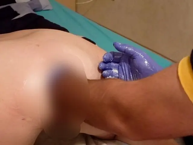 Extrem hartes Analfisting für die Nachbarin