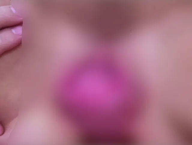 Behaarte Muschi wird anal gedehnt und gefickt!