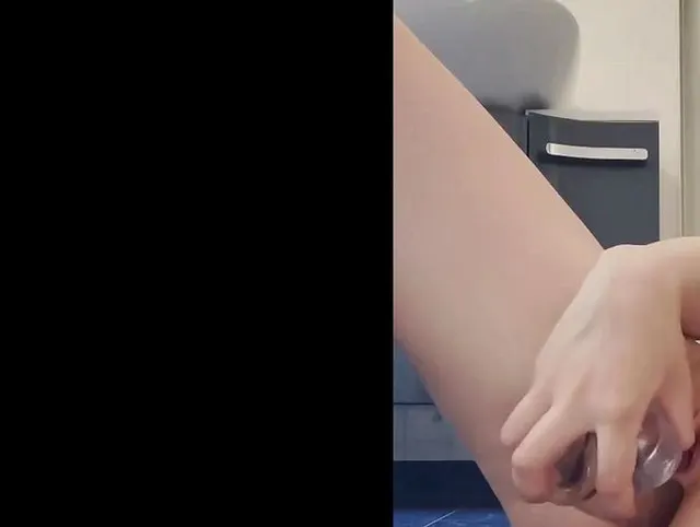 Verbotener Arschspaß im Elternbad mit durchsichtigem Dildo!