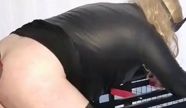 Im Käfig von der Maschine gefickt