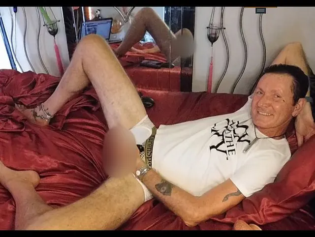 Erst den kleinen, dann den fetten Vibrator...und dieser stoesst immer wieder tief in meinen Arsch!
