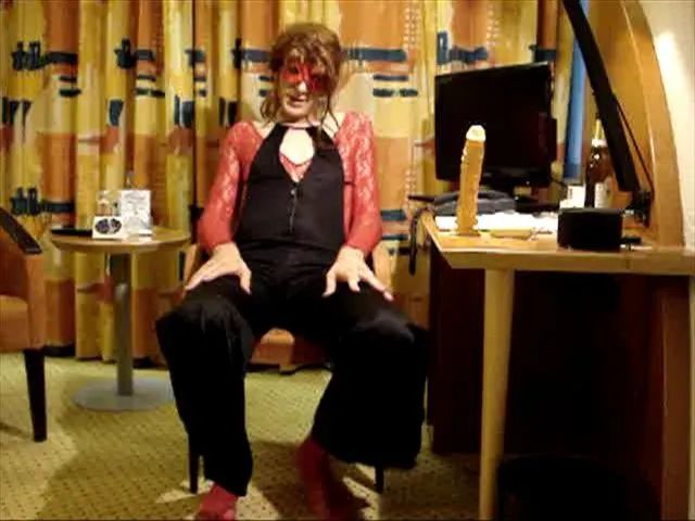 Geiler Dildo im Hotelzimmer
