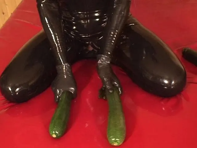 Zucchini in Arsch und Fotze