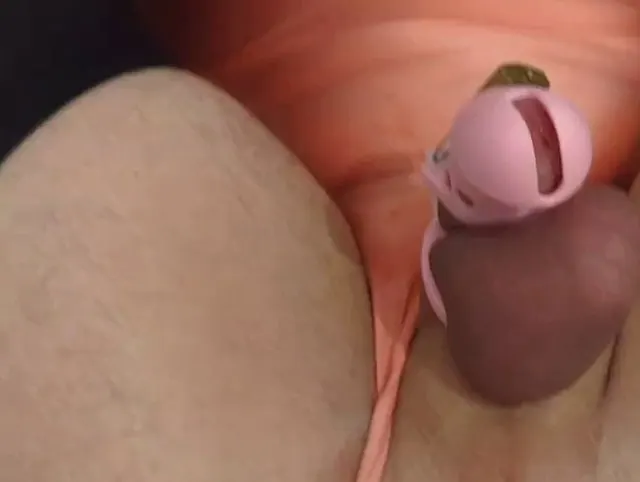 Pinke Sissy zum ersten Mal mit dem Strap-on gefickt