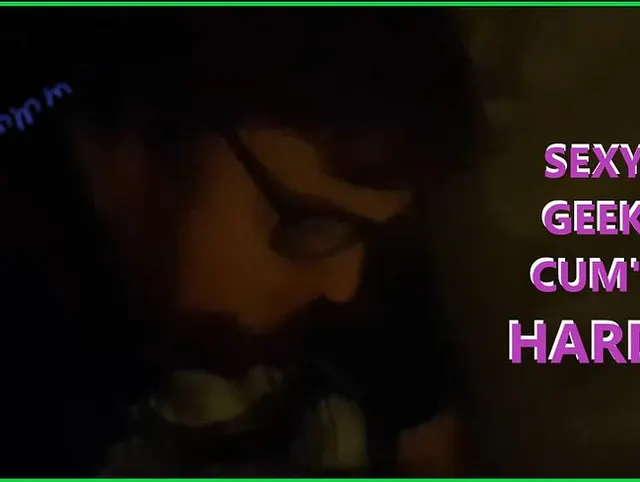 Schauen Sie sich meine SEXY Streberseite an, wie ich eine Brille trage und langsam meinen Sweet Spot reibe.