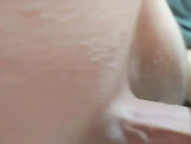 Sie genießt den Riesenschwanz anal und doggy mit plug