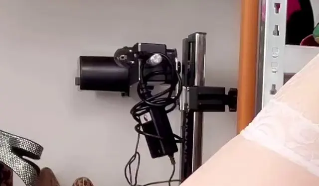 Sexy Blonde Trans Schlampe genießt es sich mit Vibrator zu machen