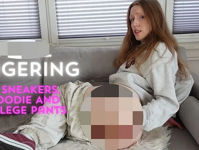 Anal-Fingern in Sneakern, Hoodie und Uni-Hose