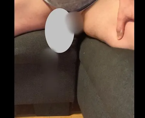Ein geiler Ritt auf dem Sofa bringt mich immer wieder zum kommen