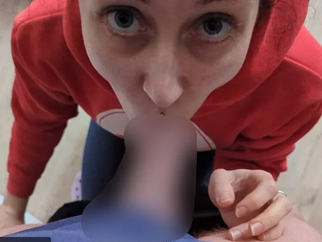Sein Schwanz hart geblasen und mich dann in den Arsch gefickt und rein gespritzt.