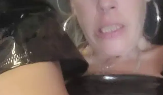 Lack und Anal !!Geil meinem Arsch mit dem Glasdildo besorgt